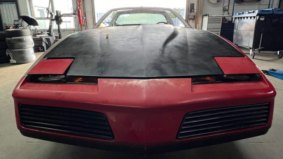 Ein Pontiac Firebird Trans Am in der Halle einer Werkstatt in Nörvenich